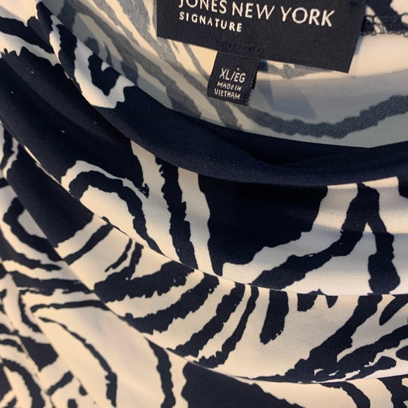 Jones New York Navy/White Print Top - Picture 4 of 5
